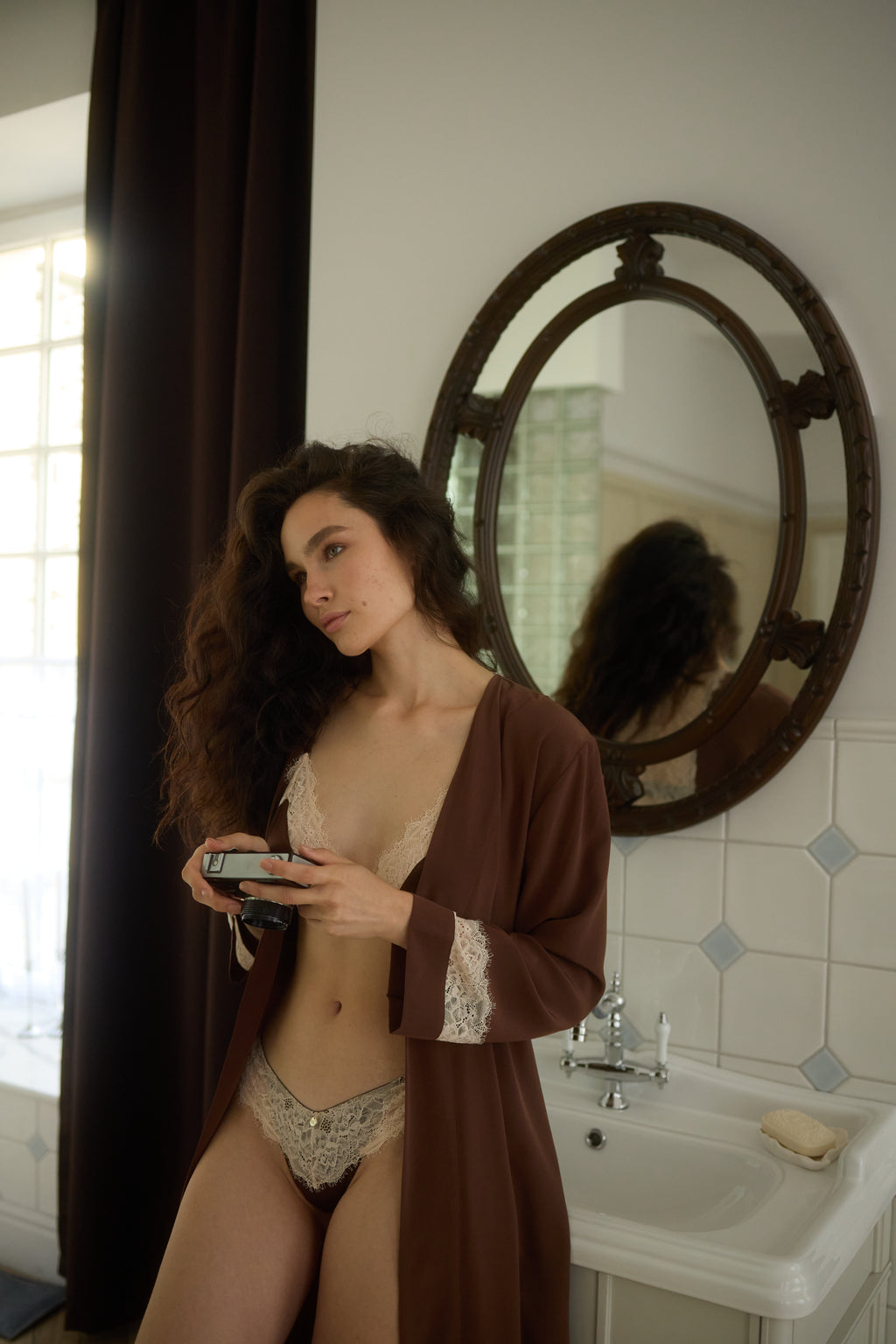 Monsella - Brauner String aus Seide & Spitze